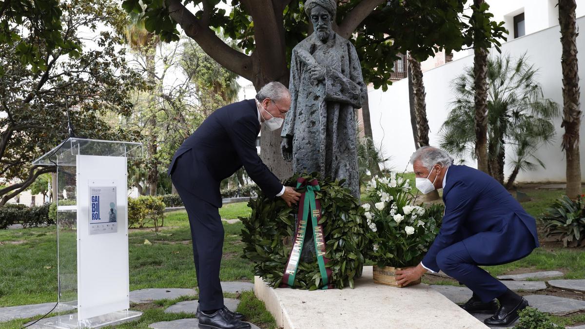 Ofrenda floral al monumento de Ibn Gabirol en Málaga