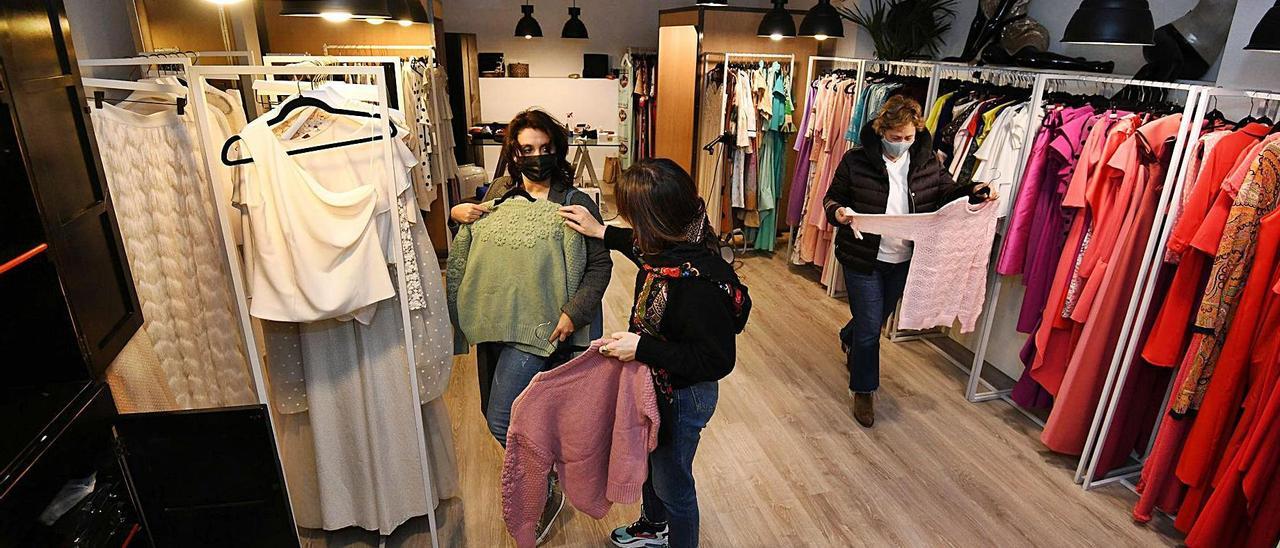 Clientas en una tienda de moda de la ciudad del Lérez, donde el pequeño comercio ha acusado las restricciones de movilidad   | // GUSTAVO SANTOS