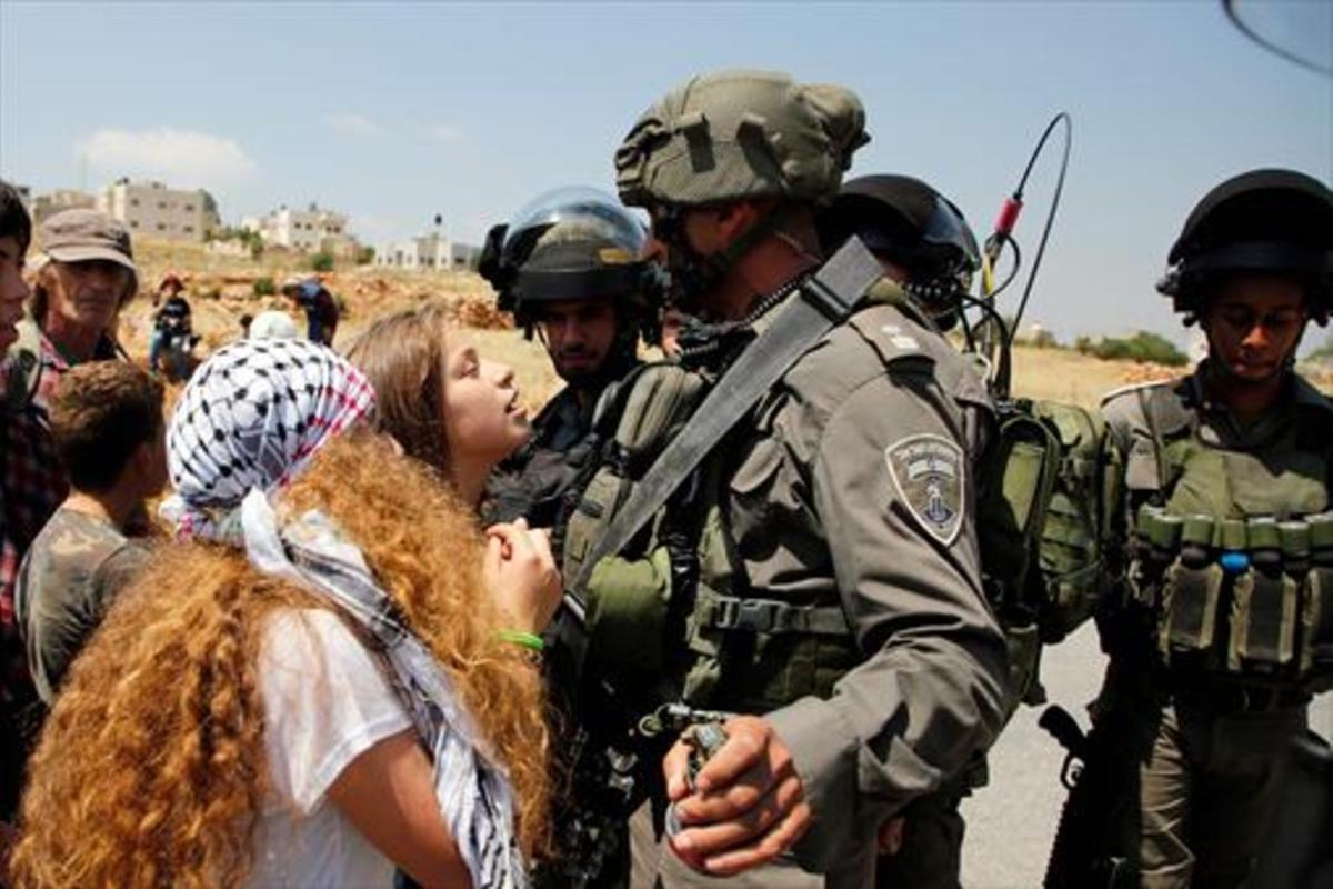 Ahed Tamimi se encara a soldados israelís, en Nabi Saleh, en mayo.