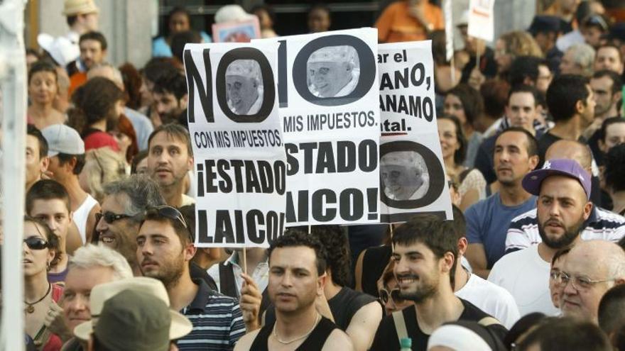 Cientos de manifestantes piden &quot;menos crucifijos y más trabajo fijo&quot;