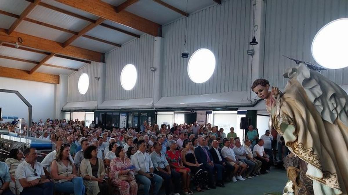 Un momento de la misa de campaña en la lonja de Bueu, con la imagen de la Virgen del carmen, antes de la procesión marítima del año pasado.