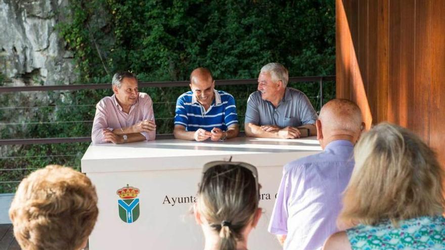 Juan Gona, Belarmino Fernández y José Ramón García Saiz, durante la presentación del festival.