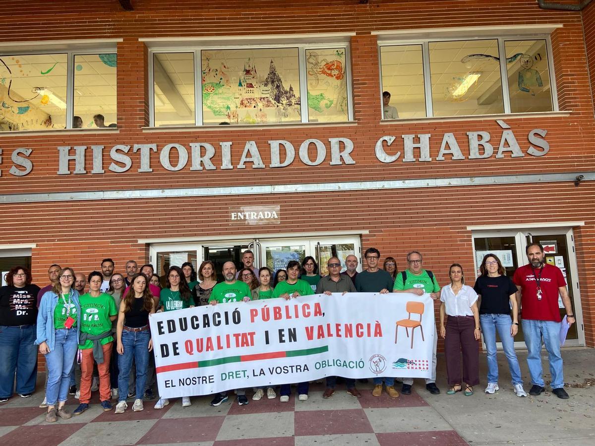 Docentes del IES Historiador Chabàs, de Dènia, en una protesta este martes
