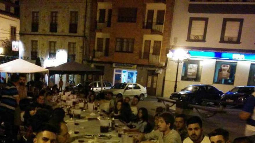 Tritones y visitantes se apuntan a comer &quot;con la peña&quot; en las calles de Infiesto