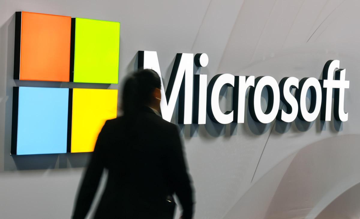 Microsoft adelanta a Apple como la mayor cotizada del mundo tras fuertes caídas en bolsa.