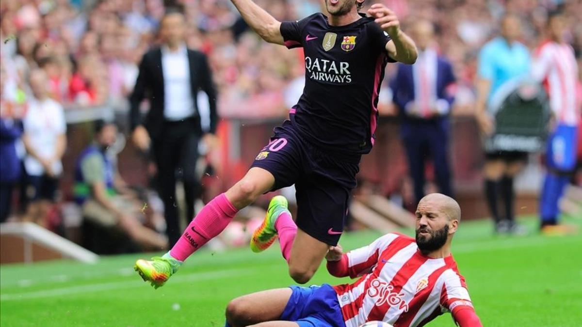 Lora derriba Sergi Roberto en una escapada del defensa azulgrana.