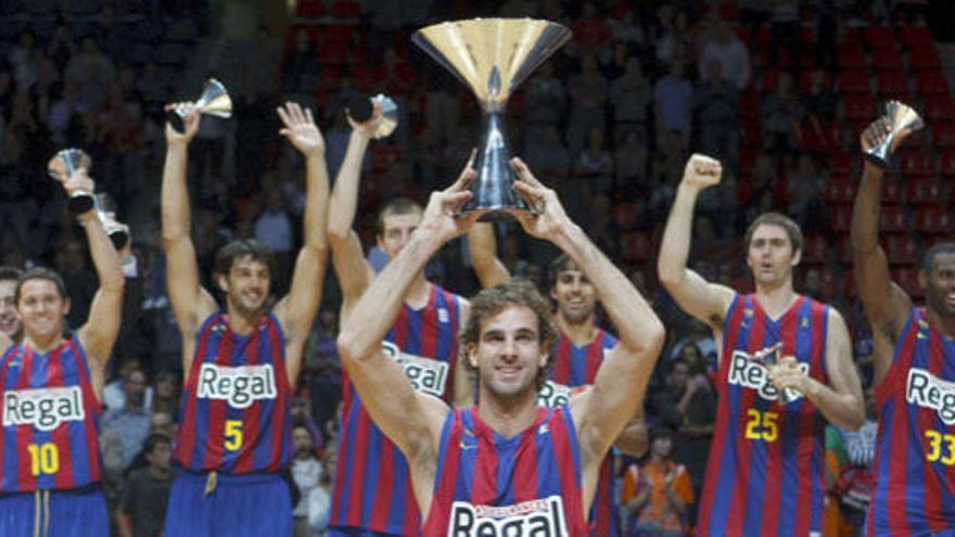 El capitán del Regal FC Barcelona, Roger Grimau (c) levanta el trofeo de la Supercopa tras vencer en la final al Power Electronics.