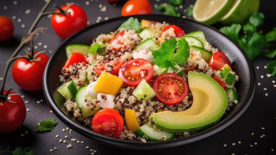 Ensalada fresca de quinoa, una opción saludable y perfecta para llevar a la playa