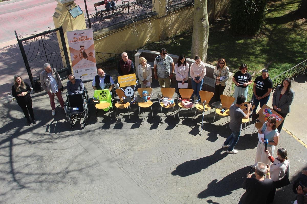 Acción simbólica para invitar a marcar la X solidaria