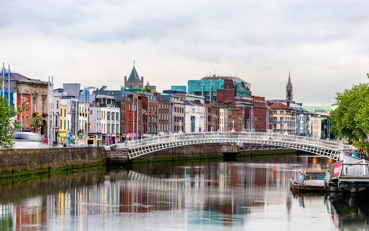 El Ha'penny Bridge o Puente del Medio Penique un histórico puente de Dublín
