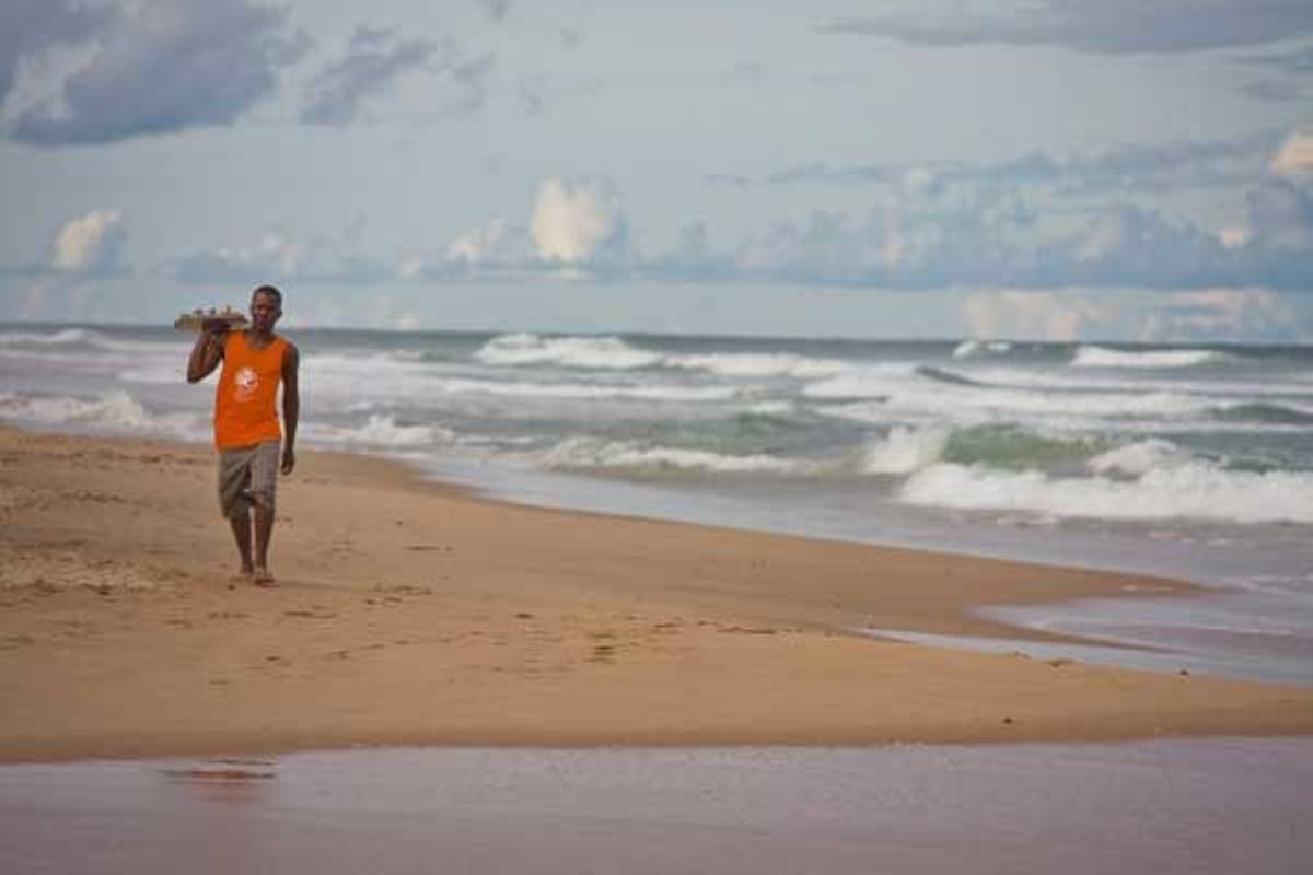 Camarero en Playa Flamengo.