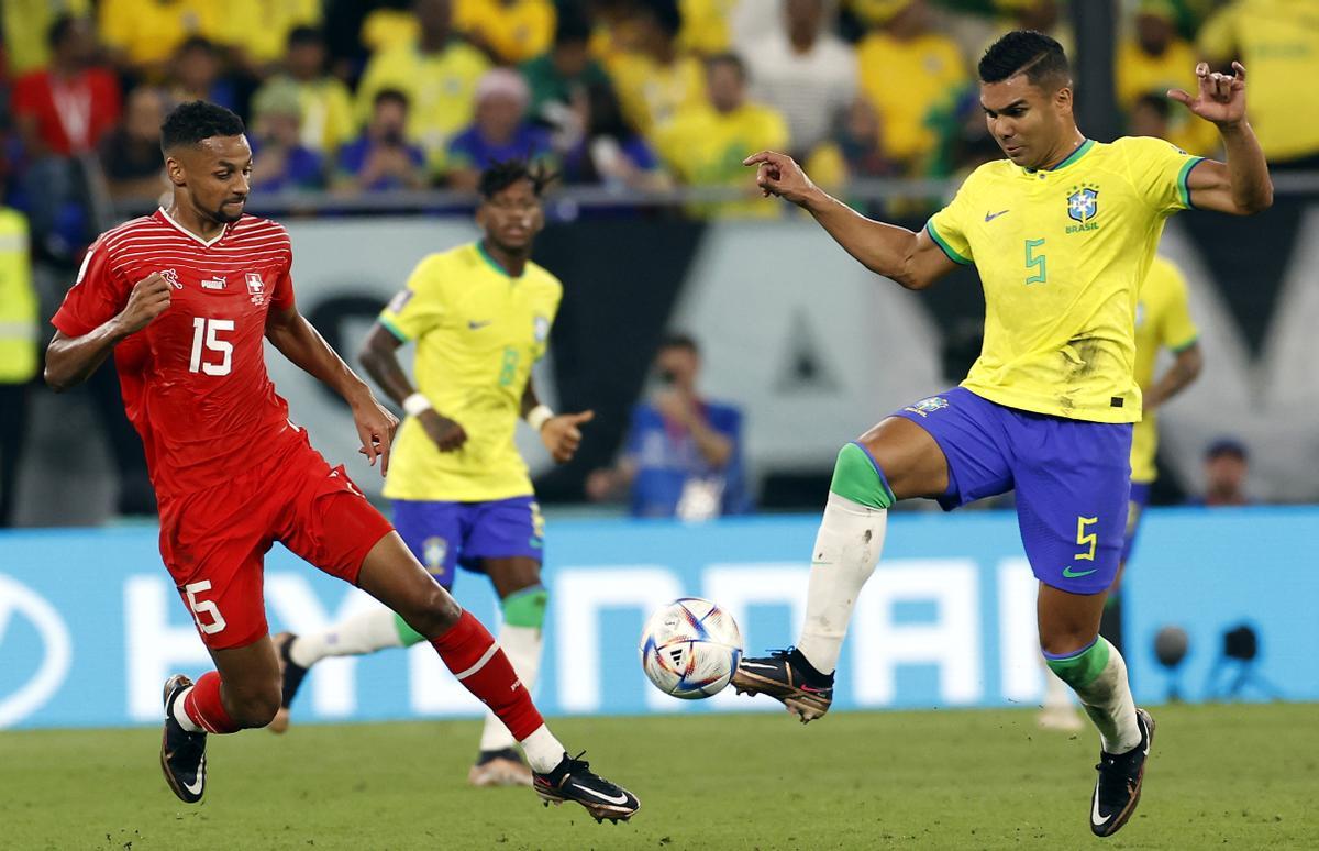 Doha (Qatar), 28/11/2022.- Casemiro (R) of Brazil in action against Djibril Sow of Switzerland during the FIFA World Cup 2022 group G soccer match between Brazil and Switzerland at Stadium 947 in Doha, Qatar, 28 November 2022. (Mundial de Fútbol, Brasil, Suiza, Catar) EFE/EPA/Rungroj Yongrit