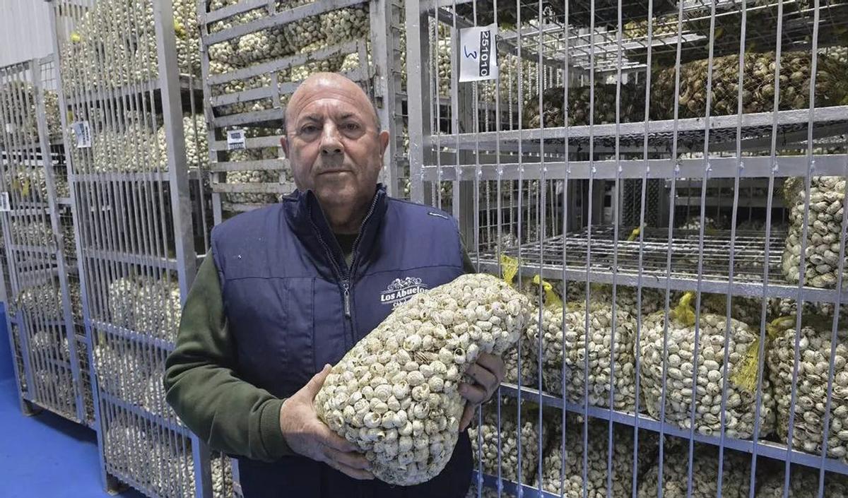 Francisco Berbel, en su empresa Los Abuelos Caracoles. | CASAVI / MANUEL MURILLO / A.J. GONZÁLEZ