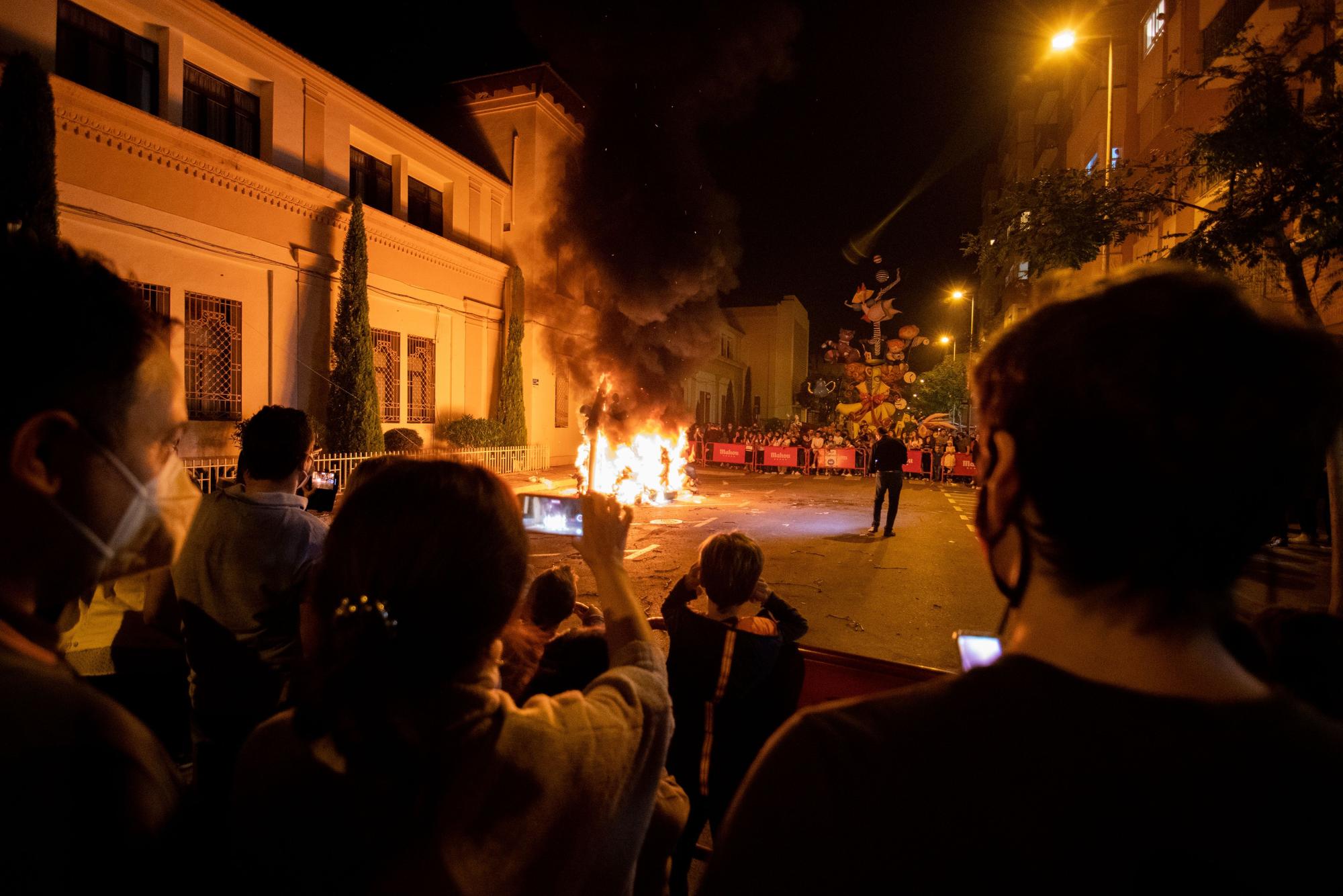 Los mejores momentos de una 'Nit de la Cremà' para el recuerdo en Burriana