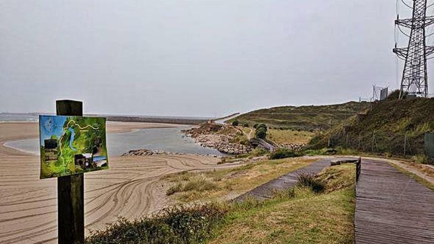 Zona de la playa de Sabón por la que discurrirá el nuevo carril bici.