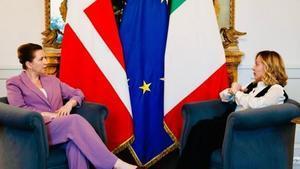 La primera ministra de Dinamarca, Mette Frederiksen, y su homóloga italiana, Giorgia Meloni, durante una reunión en marzo de 2025 en Roma.