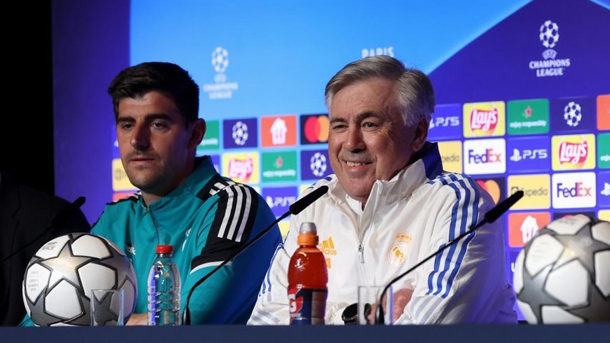 Courtois durante una rueda de prensa junto a Carlo Ancelotti