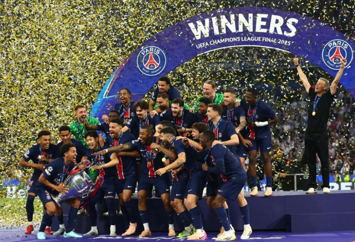 El PSG levantando la Champions