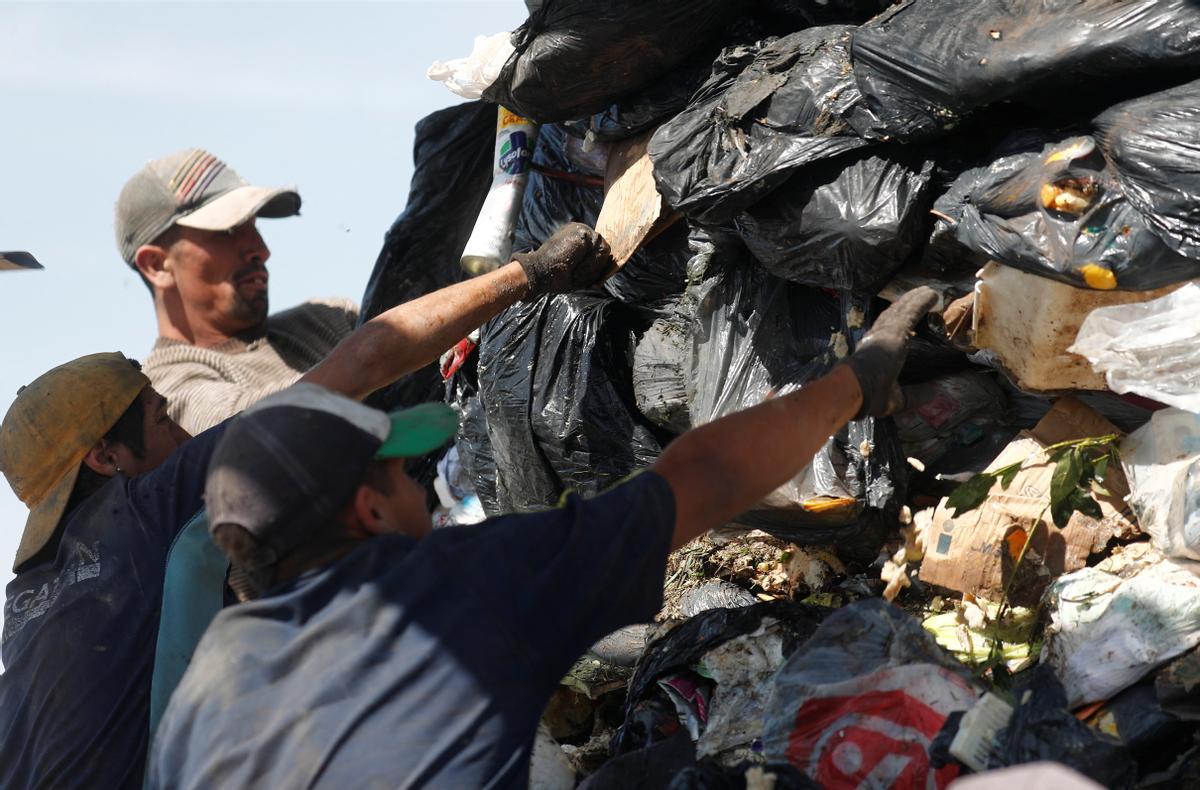 Recicladores de basura revisan montones de desechos en un vertedero de cartón, plástico y metal, que venden en turnos de 12 horas, mientras Argentina enfrenta una de las tasas de inflación más altas del mundo, que superará el 100 % este año, en Luján, el las afueras de Buenos Aires, Argentina 5 de octubre de 2022.