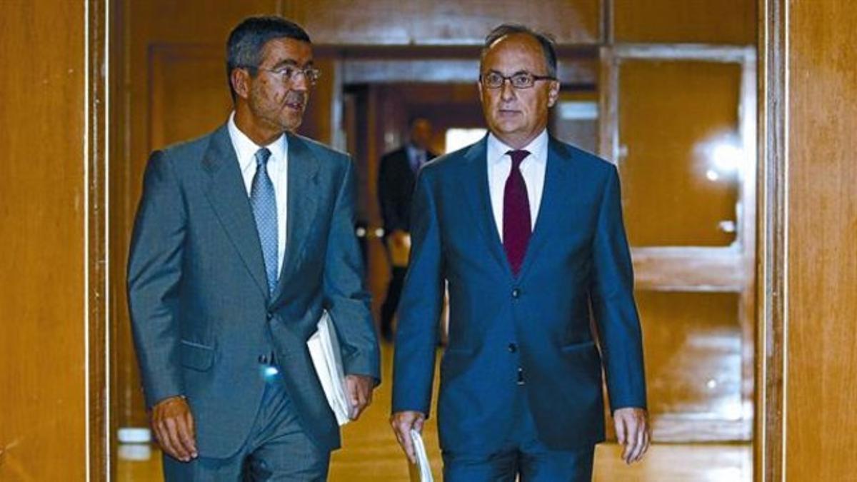 Jiménez Latorre (izquierda) y Restoy llegan a la rueda de prensa en la que dieron a conocer los resultados de la auditoría de la banca española, ayer.