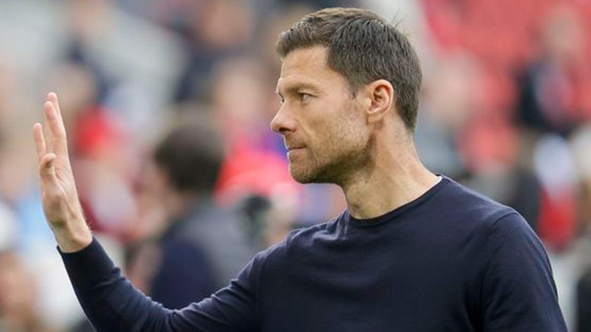 Xabi Alonso, saludando