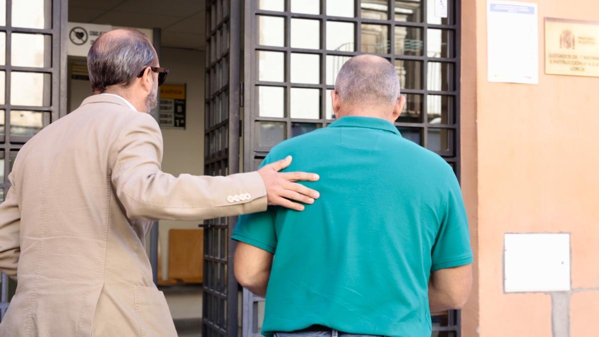 Uno de los ganaderos acusados de un delito de desórdenes públicos llegaba acompañado por su abogado.