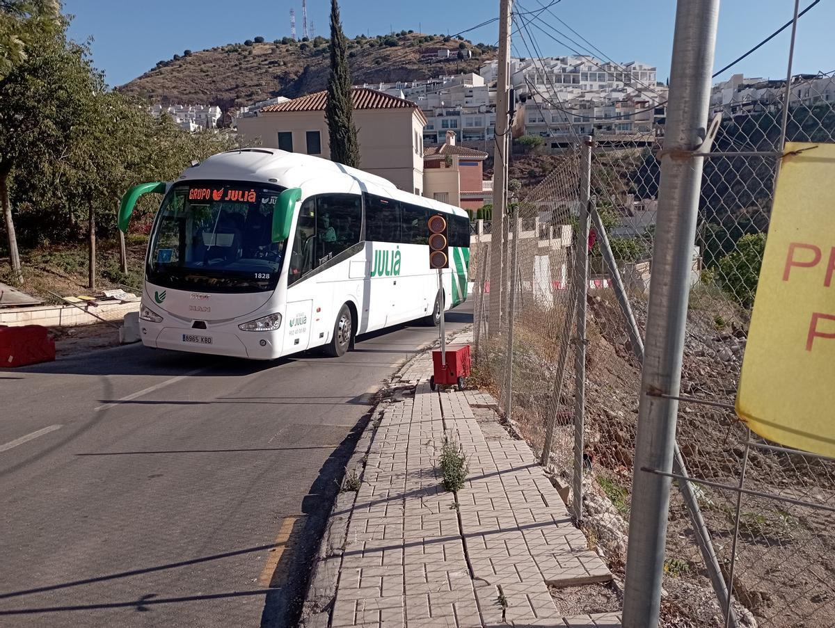 El semáforo, en rojo en la foto, resulta poco perceptible para los coches, que corren el riesgo de saltárselo y provocar un accidente, advierten los vecinos.