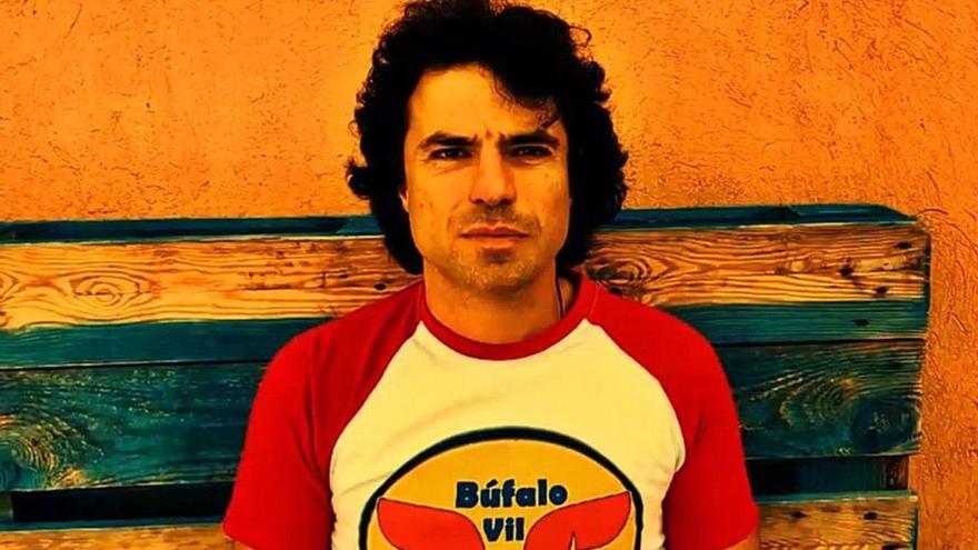 Xurxo "Esquíos" presenta su trabajo con el nombre de Bufalo Vil.