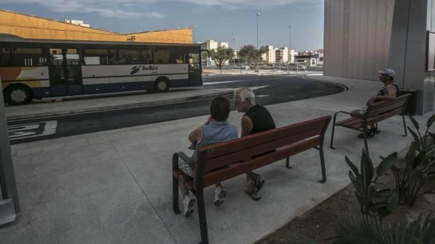 La nueva estación de autobuses de Santa Pola comenzó ayer a operar con la llegada y salida de los primeros autocares.