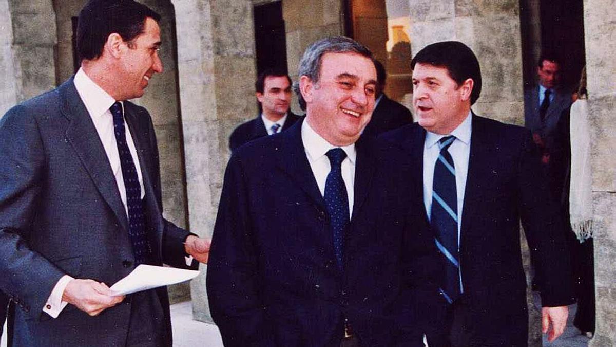 Los expresidentes de la Generalitat, Eduardo Zaplana y José Luis Olivas, junto a Joaquín Barceló.  | LEVANTE-EMV
