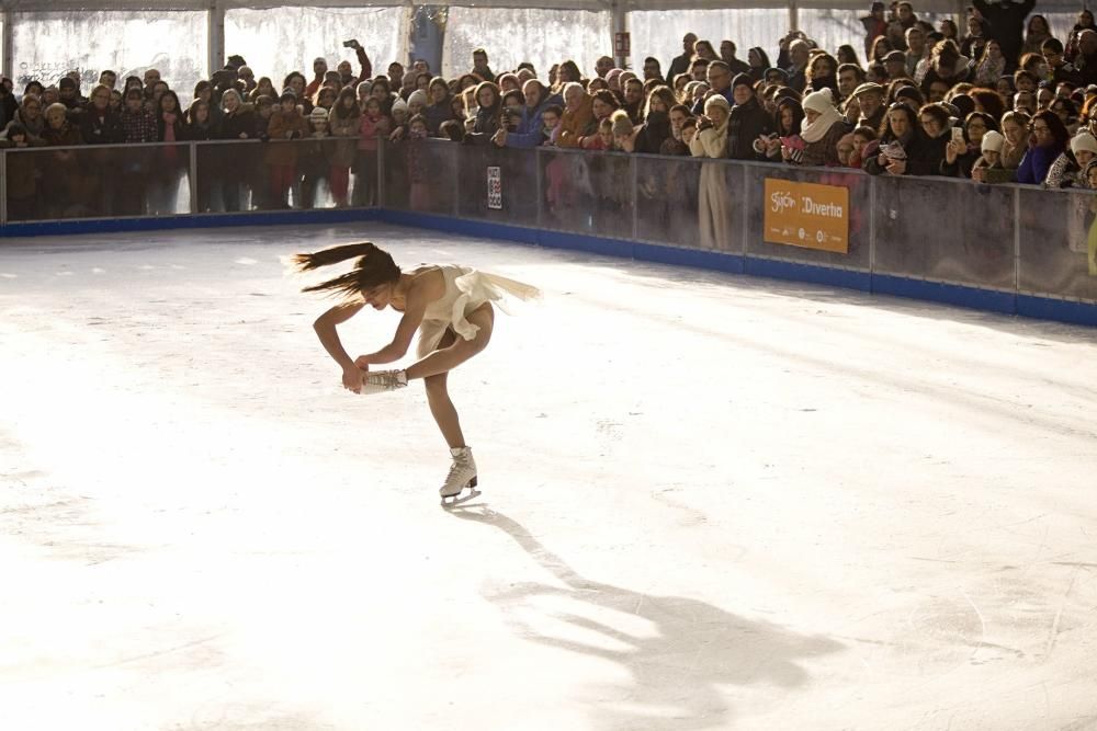 Exhibición de patinaje sobre hielo en la pista de Gijón