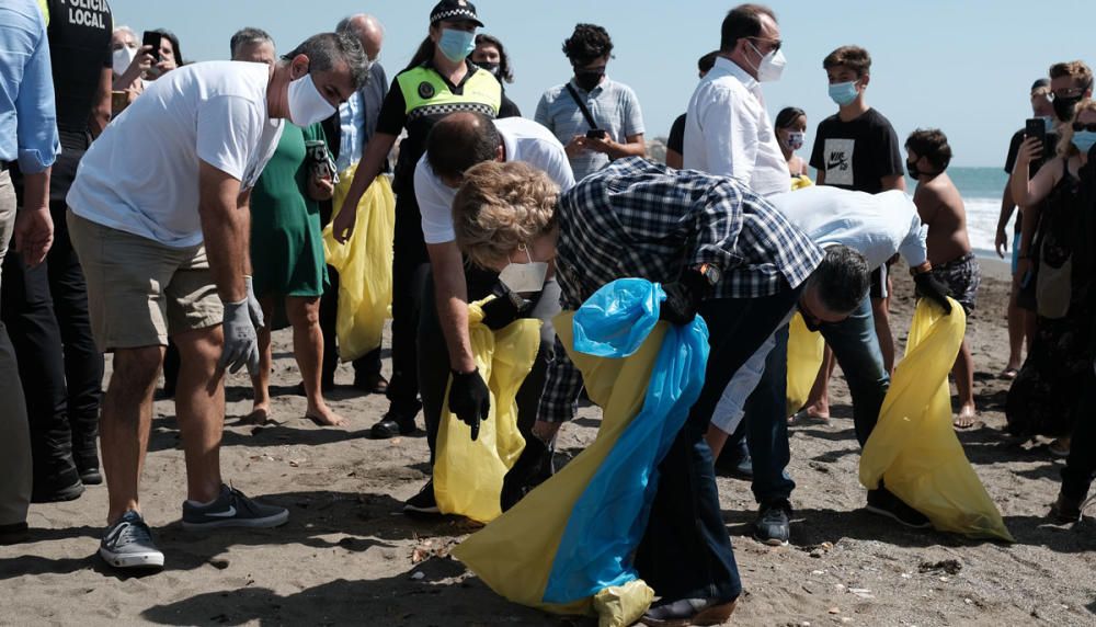 La Reina Sofía participa en una recogida de residuos en una playa de Rincón