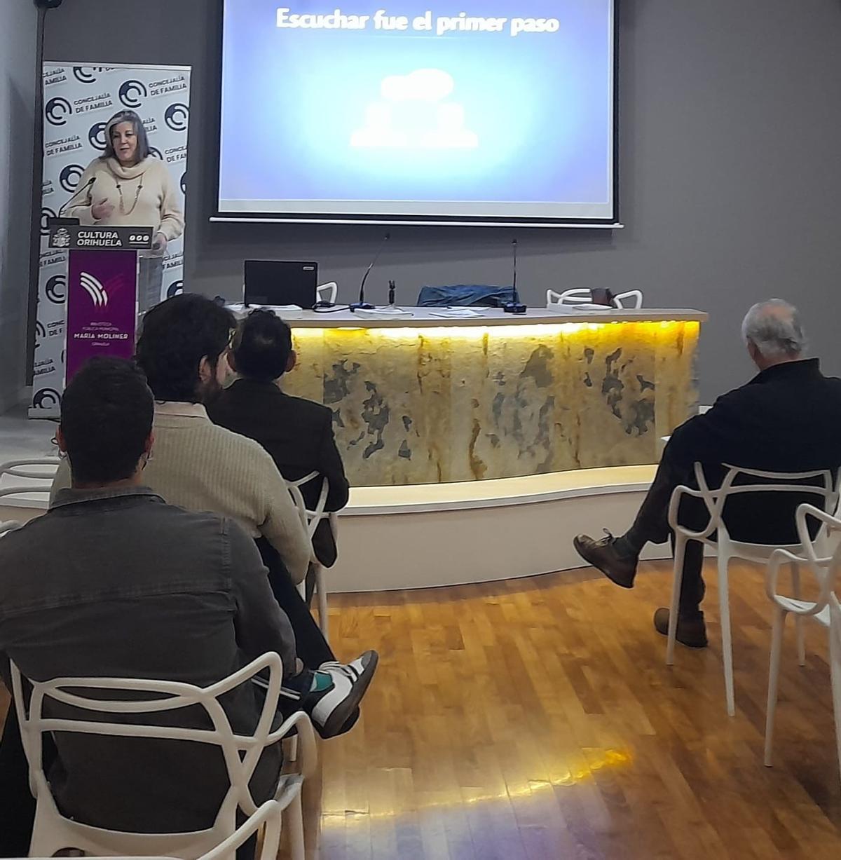 La edil María del Carmen Portugal en la presentación del informe