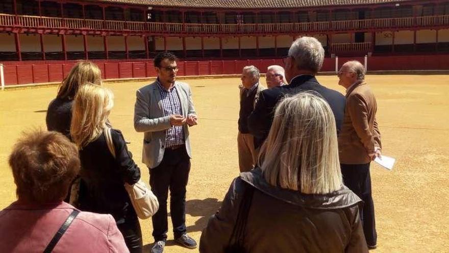 El alcalde explica a los miembros de la comisión provincial la historia de la plaza de toros.