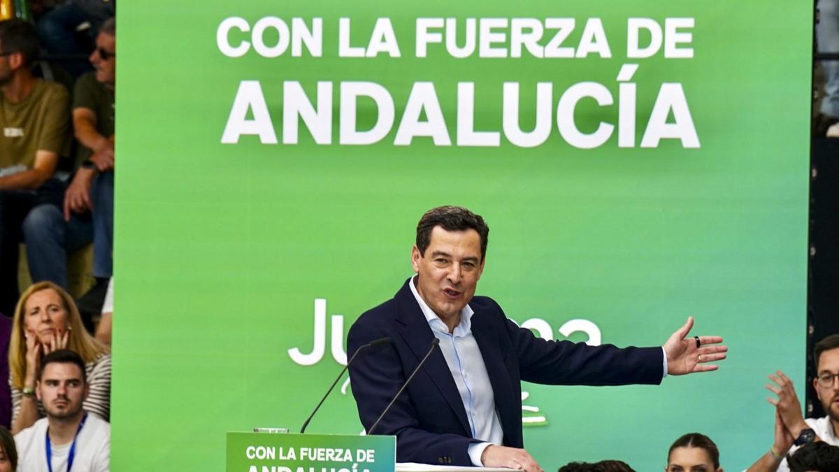 EL ÚNICO HOMBRE QUE QUIERE TENER YA 55 | Todas las encuestas insisten en la emoción: Juanma Moreno sacará más de cincuenta escaños pero tal vez no llegará a los 55 necesarios para la absoluta. O tal vez sí. Se agota el plazo de sondeos y como diría el tópico, ya la próxima encuesta será la propia jornada electoral. Hay nervios, tensión, también, claro en el PSOE, donde se vislumbra un mal resultado que puede meter al partido en una gran crisis. De liderazgo también. Otra vez.