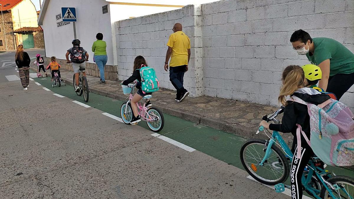 Escolares y padres de Fermoselle estrenan la Senda Verde diseñada para ir colegio. | Cedida