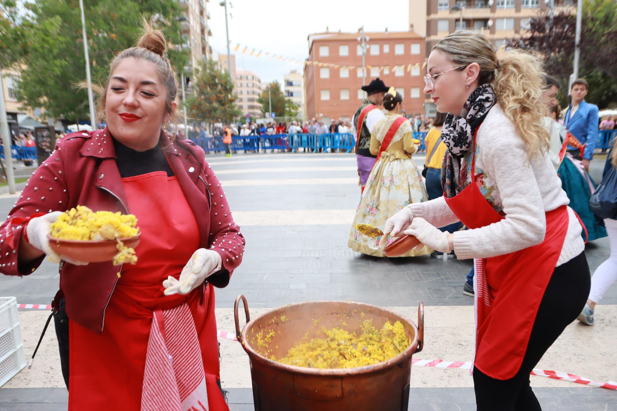 Las fotos del reparto de 7.000 raciones de arroz en Almassora