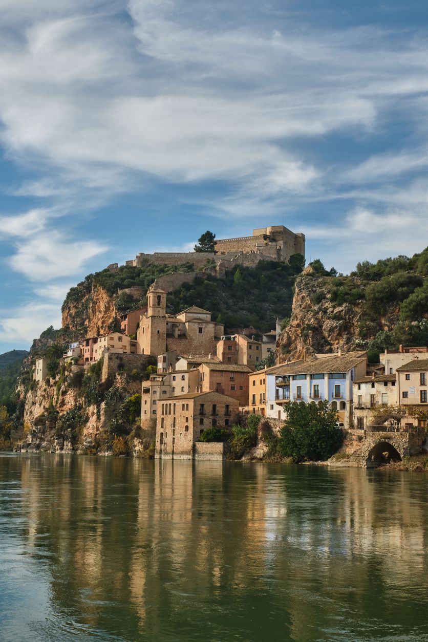 El pueblo de Miravet con el castillo en lo alto