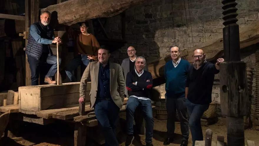 Por la izquierda, Xuan de Con, Cristina Cantero, Luis Benito García, Eduardo Vázquez Coto, Jorge Uría, Juaco López e Inaciu Hevia Llavona.