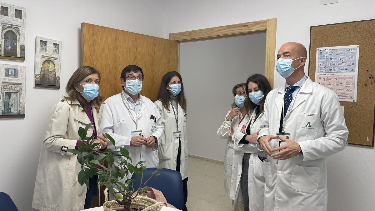 La delegada de Salud y Consumo visita la sala para familiares de pacientes hospitalizados en Oncología Médica del hospital Reina Sofía.