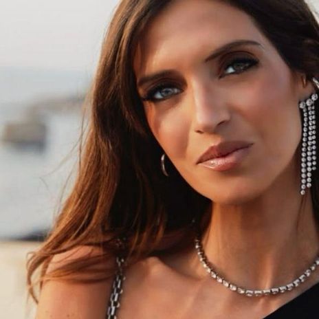 Sara Carbonero se atreve con la manicura de colores tendencia que potencia el bronceado