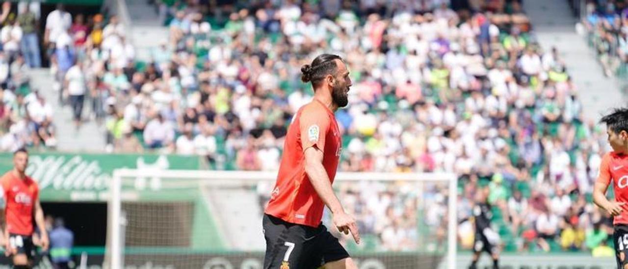 Muriqi conduce el balón ante el Elche, último partido disputado a las 14 horas.