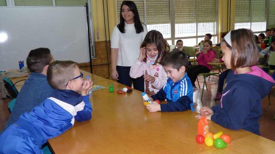 Lorena Pérez, con un grupo de niños, en la presentación de unos menús sin gluten.