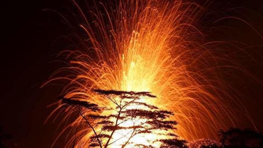 Erupción del volcán Kilauea durante la madrugada. // AFP