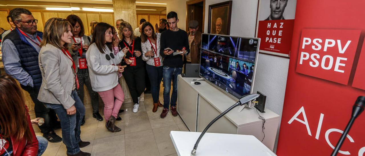 Sede local del PSOE, ganador de las generales y autonómicas en Alcoy, durante la noche electoral.