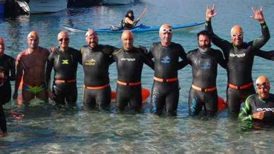 Los nadadores del grupo dos posan antes de partir de las islas Cíes para cubrir a nado 27 kilómetros. // FDV