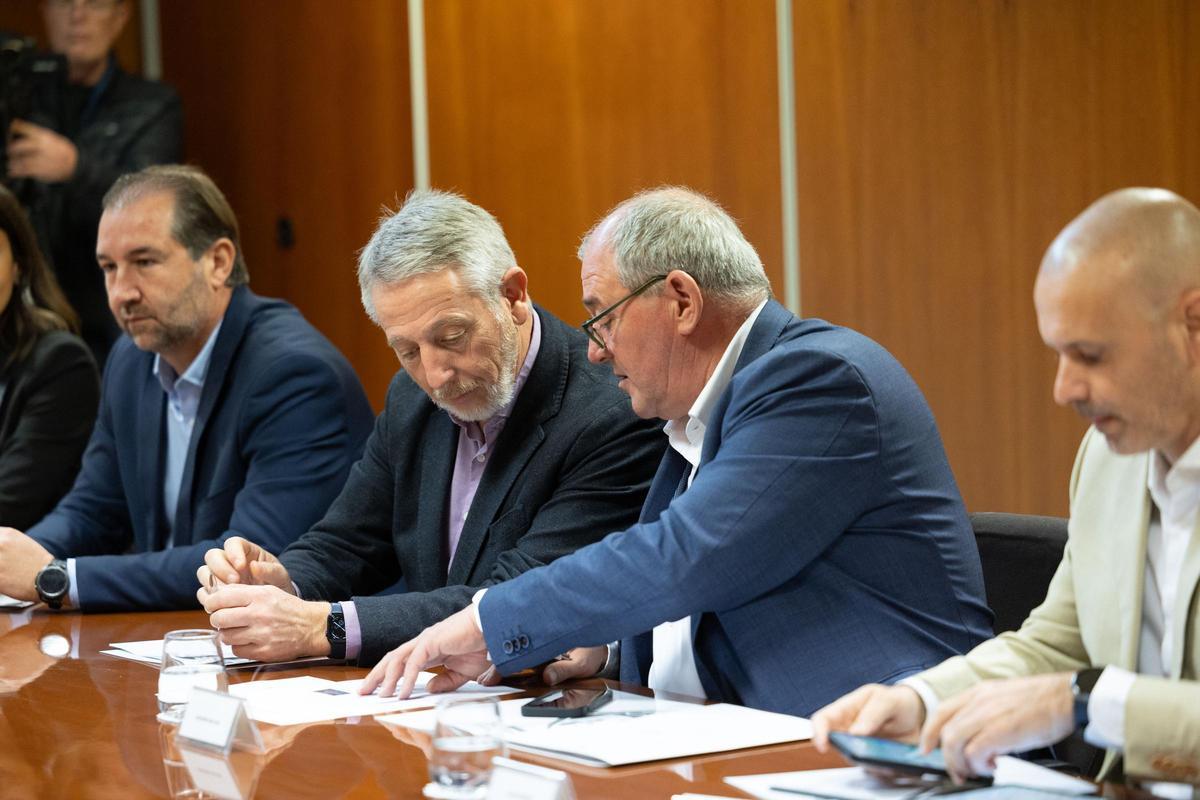 El gerente de Abaqua, Emeterio Moles, hace un comentario al director general de Recursos Hídricos, Joan Calafat, durante la reunión de este lunes.
