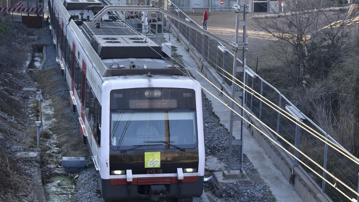 Un tren de Ferrocarrils sortint de l'estació de Manresa Baixador