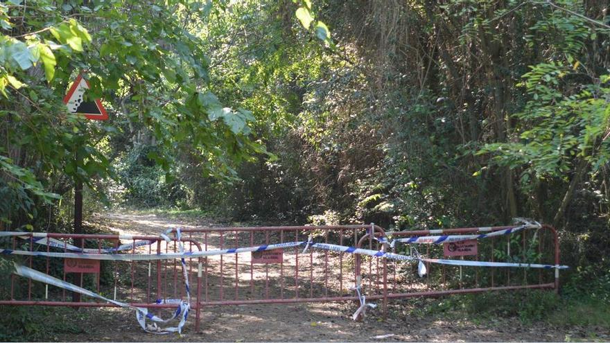 Unas vallas advierten de la prohibición de acceder a la ruta botánica de Vila-real tras el desprendimiento de rocas del 24 de septiembre.