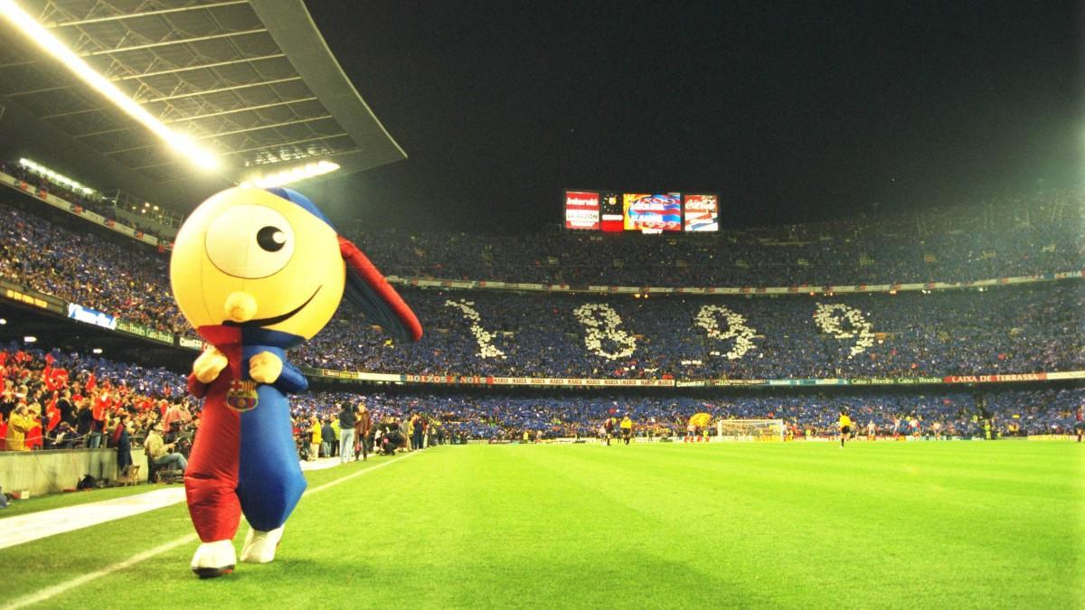 Clam, la mascota del FC Barcelona durante el centenario de 1999
